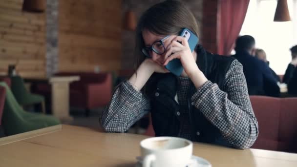Žena Mluví Mobilu Restauraci — Stock video