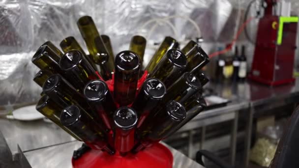 Промисловий Виноробний Завод Винні Пляшки Важать Сушать — стокове відео