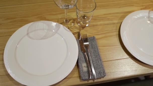 Asztalitenisz Étterem Pezsgőspoharak Állnak Asztalon Esküvőre Készülve Esküvői Dekoráció Belső — Stock videók