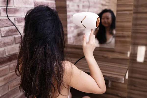 Вид Сзади Азиатской Женщины Выдуть Сухие Волосы Феном Глядя Зеркало — стоковое фото