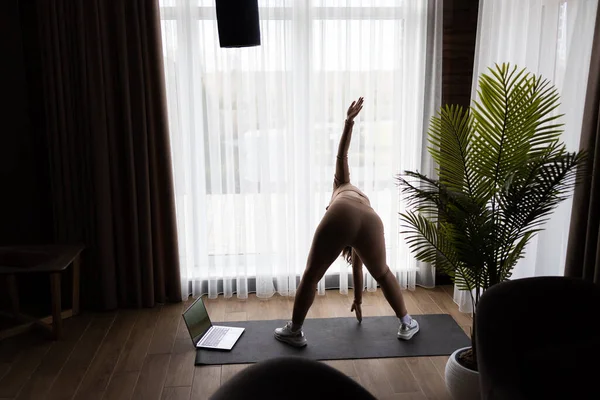 Attraktive Junge Asiatische Frau Macht Yoga Stretching Yoga Online Hause — Stockfoto