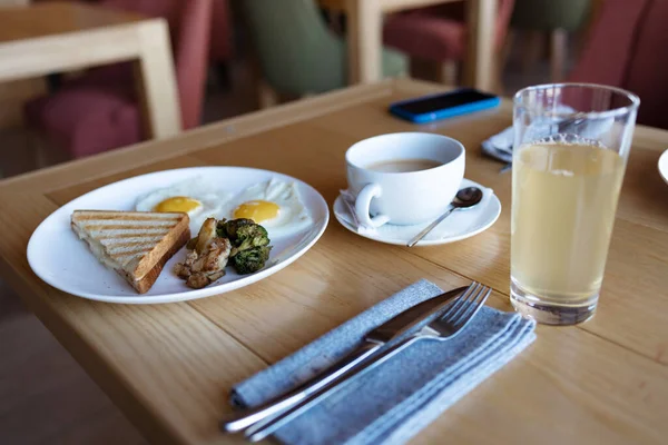 Gebakken Eieren Met Toast Koffie Traditioneel Ontbijt Het Hotel — Stockfoto