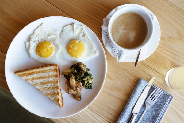 Smažená Vejce Toastem Kávou Tradiční Snídaně Hotelu — Stock fotografie
