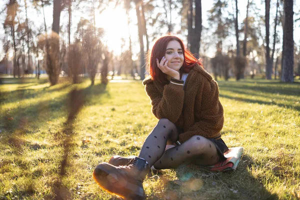 Mujer Feliz Disfrutando Puesta Del Sol Estancia Hierba Verde Parque —  Fotos de Stock