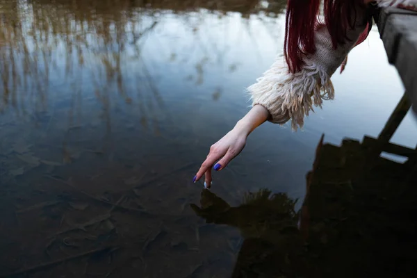 一个女人的手轻轻地摸着池塘里的水 一张以宁静为主题的接近水平的照片 — 图库照片