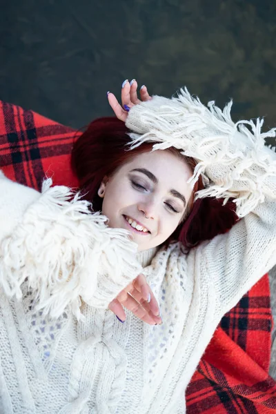 Entspanntes Rothaariges Mädchen Pullover Das Herbst Auf Einem Steg Natursee — Stockfoto