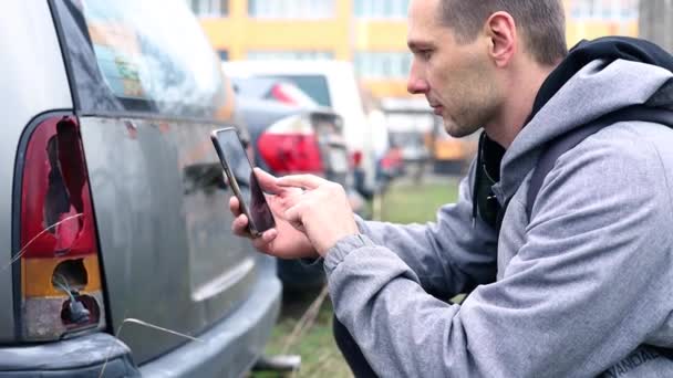 Adam Kazadan Sonra Arabanın Çiziklerine Bakıyor Yolcu Vagonunun Kırık Arka — Stok video