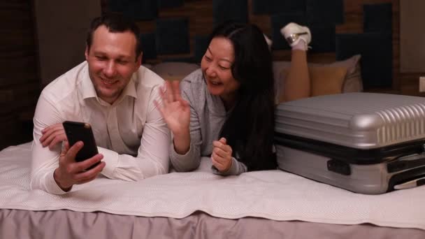 Paar Vrienden Praten Met Behulp Van Smartphone Zitten Bed Met — Stockvideo