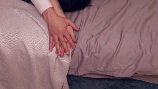 Close Mãos Casal Cama Relaxando Quarto Amantes Têm Sexo Intenso — Vídeo de Stock