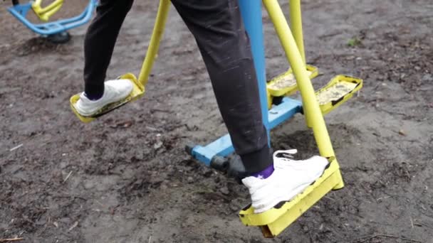 Człowiek Wykonuje Ćwiczenia Trenażerze Nóg Bieganiu Chodzeniu Kroczku Nogi Góry — Wideo stockowe