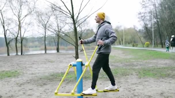 Människan Utför Övningar Bentränare Löpning Och Gång Stepper Ben Nära — Stockvideo