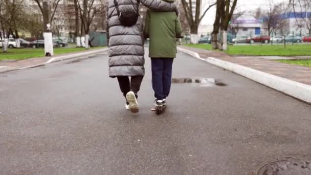 Młoda Kobieta Spaceruje Synem Ulicy Starego Miasta Ukrainie Chłopak Jeździ — Wideo stockowe
