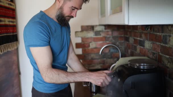 Ένας Άντρας Στην Κουζίνα Φτιάχνει Καφέ Χρησιμοποιώντας Μια Καφετιέρα Πρωινό — Αρχείο Βίντεο