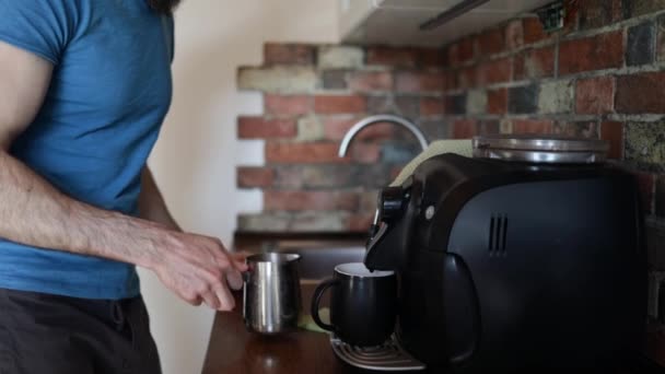 キッチンの男がコーヒーマシンを使ってコーヒーを作っている 朝の朝食 — ストック動画