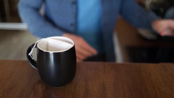 Mann Steht Küche Mit Elektrischer Teekanne Und Gießt Warmes Abgekochtes — Stockvideo