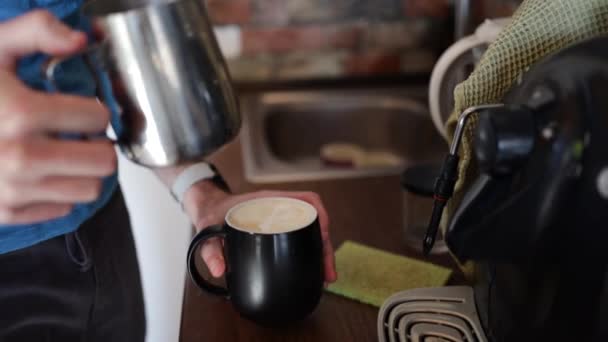 Facet Kuchni Robi Kawę Przy Użyciu Ekspresu Kawy Śniadanie Rano — Wideo stockowe