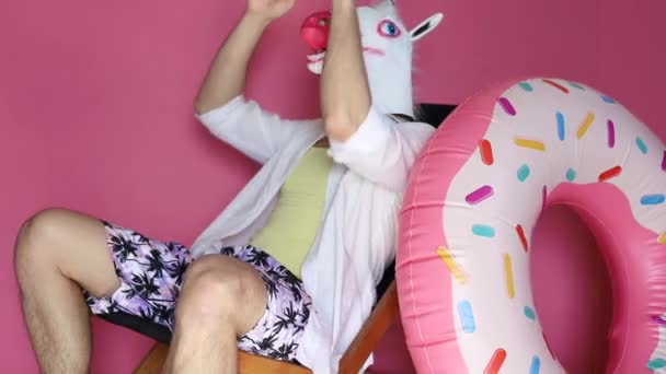 Pria Turis Ceria Dengan Topeng Unicorn Meniup Cincin Tiup Potret — Stok Video