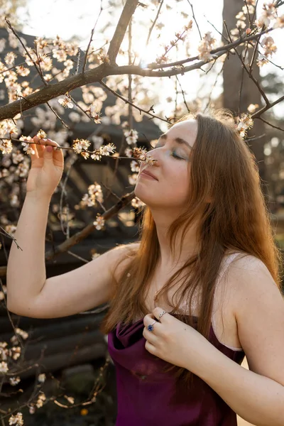 时尚的女士站在盛开的樱花树旁的户外肖像 女人的美丽和时尚 城市生活方式 粉红开花树背景上的女孩 — 图库照片