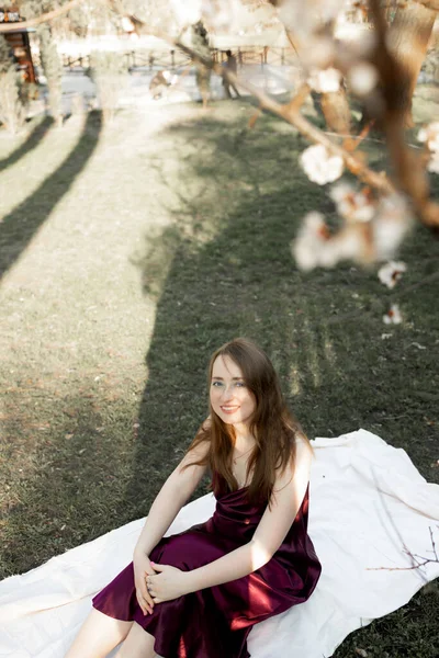 春天里 美丽的微笑的女人躺在户外的草地上 她真的很开心 — 图库照片