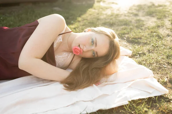 春天里 美丽的微笑的女人躺在户外的草地上 她真的很开心 — 图库照片