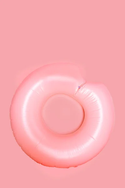 Színes Úszó Gyűrű Elszigetelt Rózsaszín Háttér — Stock Fotó
