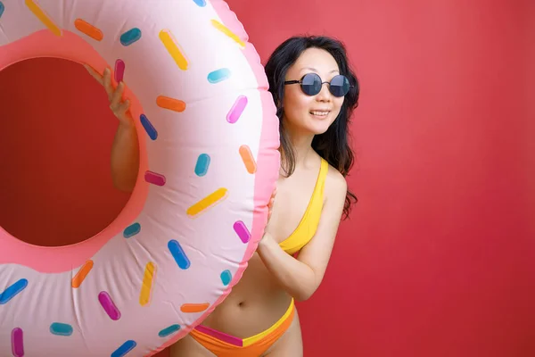 Glad Kul Ung Sexig Asiatisk Kvinna Smal Kropp Slitage Baddräkt — Stockfoto