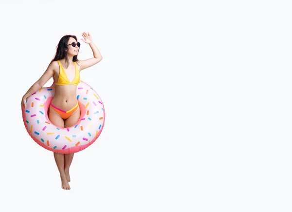 フル長さ幸せな若いセクシーなアジアの女性は 白い背景スタジオに隔離された膨脹可能なゴムリングでポーズ水着を身に着けています 夏のホテルプール海の残りの太陽タンの概念 — ストック写真