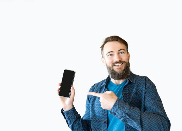 モバイル広告モックアップエリアを示す陶酔幸せな幸せな男の肖像画と勝利を祝う 白い背景に隔離された屋内スタジオで — ストック写真
