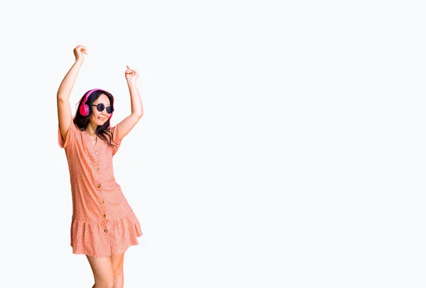 스튜디오에서 배경에 헤드폰을 춤추는 긍정적 아시아인 여성을 제거하라 — 스톡 사진