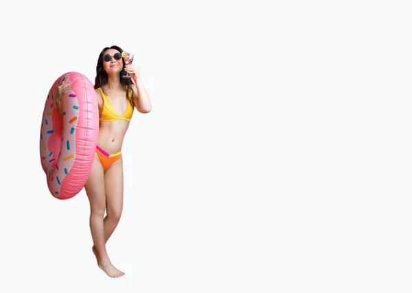 身穿泳衣的亚洲女人的全身魅力是喝新鲜的果汁或鸡尾酒 享受休息和度假胜地 工作室拍摄孤立的白色背景 夏天的心情 — 图库照片