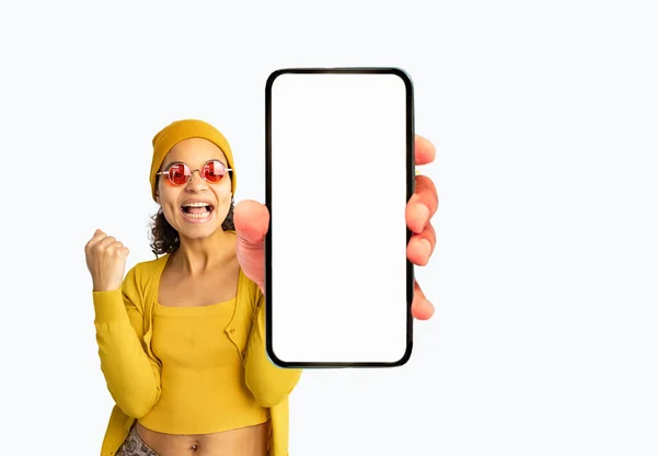 Мобильное Приложение Mockup Молодая Африканская Женщина Демонстрирует Большой Смартфон Черным — стоковое фото