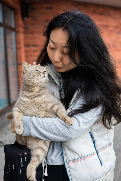 Frau Umarmt Katze Während Sie Freien Auf Der Straße Ruht — Stockfoto