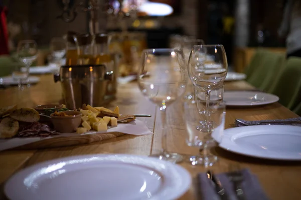 Tafelservice Restaurant Sprankelend Glaswerk Staat Tafel Klaar Voor Bruiloft Bruidsdecor — Stockfoto