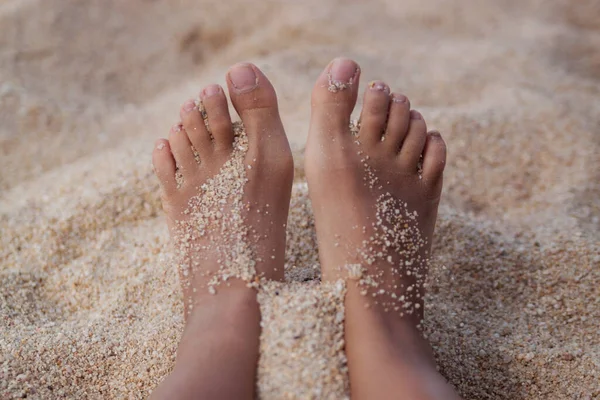 Kvinnan Garvade Fötterna Sandstranden Resekoncept Lyckliga Fötter Ett Tropiskt Paradis — Stockfoto