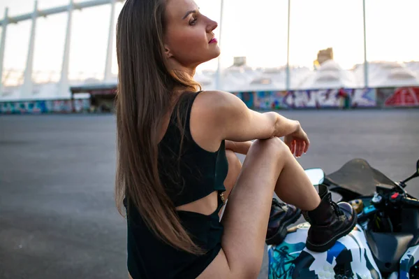 Сексуальная Девушка Байкер Фитнес Идеальным Стройным Телом Мотоцикле Позирует Улице — стоковое фото