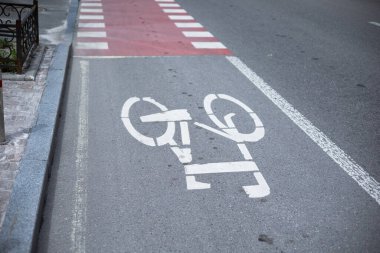 Bisiklet sembollü bisiklet yolu. Şehir köprüsünde kaymayan akrilik kaplamalı pembe bisiklet yolu.