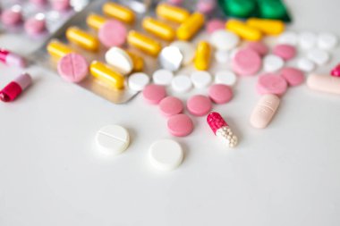 Renkli arka planda bir sürü hap var. Eczacılık ilaçları antibiyotik hapları beyaz arka planda ilaç.