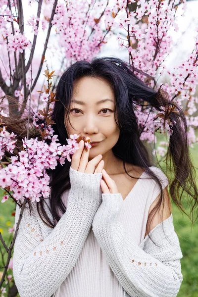 Cara Menina Primavera Close Retrato Mulher Asiática Concurso Sakura Flores — Fotografia de Stock