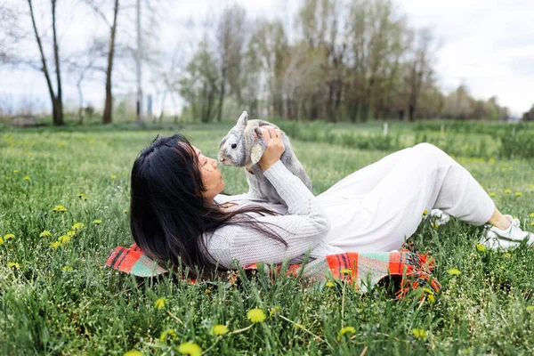 Asiatisk Kvinna Håller Frisk Härlig Kanin Påsk Fluffiga Kaniner Grönt — Stockfoto