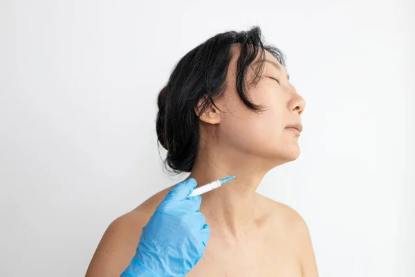 Médico Hace Inyecciones Plasma Lifting Barbilla Doble Mujer Asiática Terapia — Foto de Stock