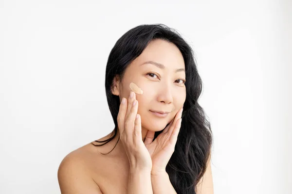 Berdandan Closeup Beautiful Asian Woman Hand Applying Foundation Facial Skin — Stok Foto
