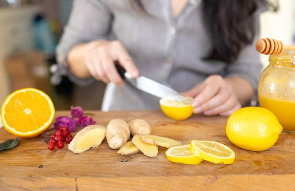 Membuat Teh Jahe Sehat Dengan Lemon Dan Madu Meja Kayu — Stok Foto