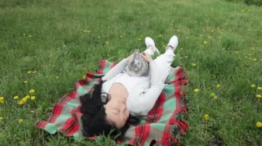 Asyalı kadın yeşil alanda sağlıklı paskalya tavşanlarını tutuyor. Paskalya tavşanları. 