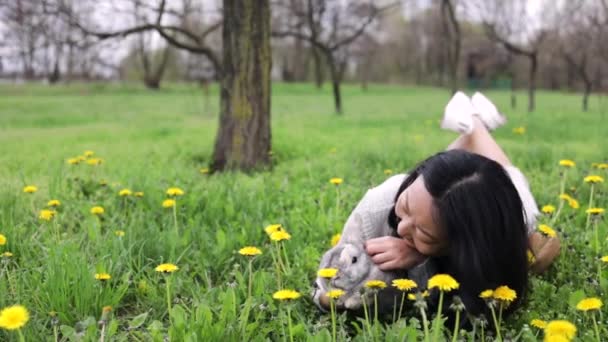 Asyalı Kadın Yeşil Alanda Sağlıklı Paskalya Tavşanlarını Tutuyor Paskalya Tavşanları — Stok video