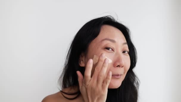 Maquillage Visage Gros Plan Belle Femme Asiatique Main Appliquant Fondation — Video