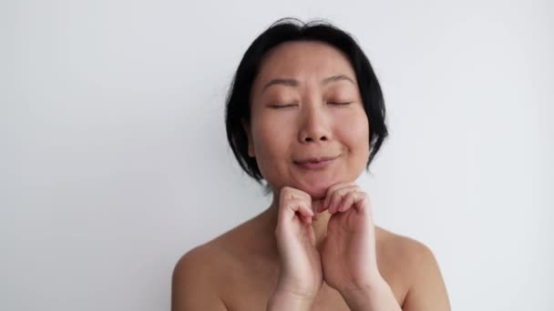 Junge Asiatische Frau Dabei Gesicht Gebäude Gesichtsgymnastik Selbstmassage Und Verjüngung — Stockvideo