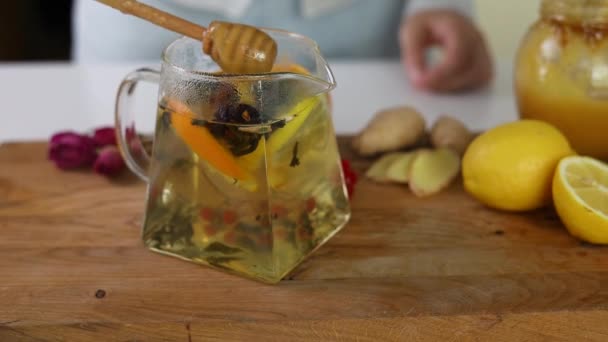 Fazendo Chá Gengibre Saudável Com Limão Mel Mesa Madeira Close — Vídeo de Stock