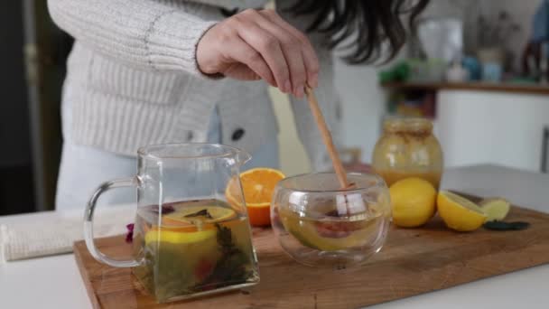 Φτιάχνοντας Υγιεινό Τσάι Τζίντζερ Λεμόνι Και Μέλι Ξύλινο Τραπέζι Close — Αρχείο Βίντεο