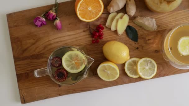Preparare Allo Zenzero Sano Con Limone Miele Sul Tavolo Legno — Video Stock