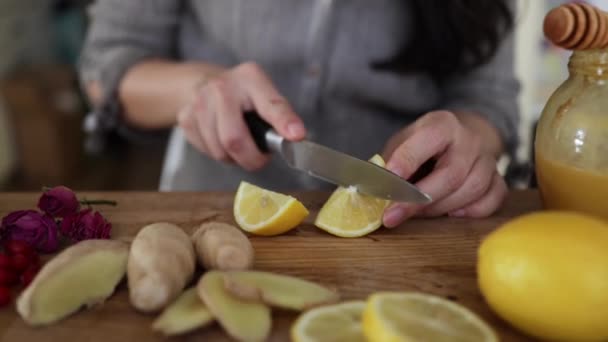 Göra Hälsosam Ingefära Med Citron Och Honung Träbord Närbild — Stockvideo